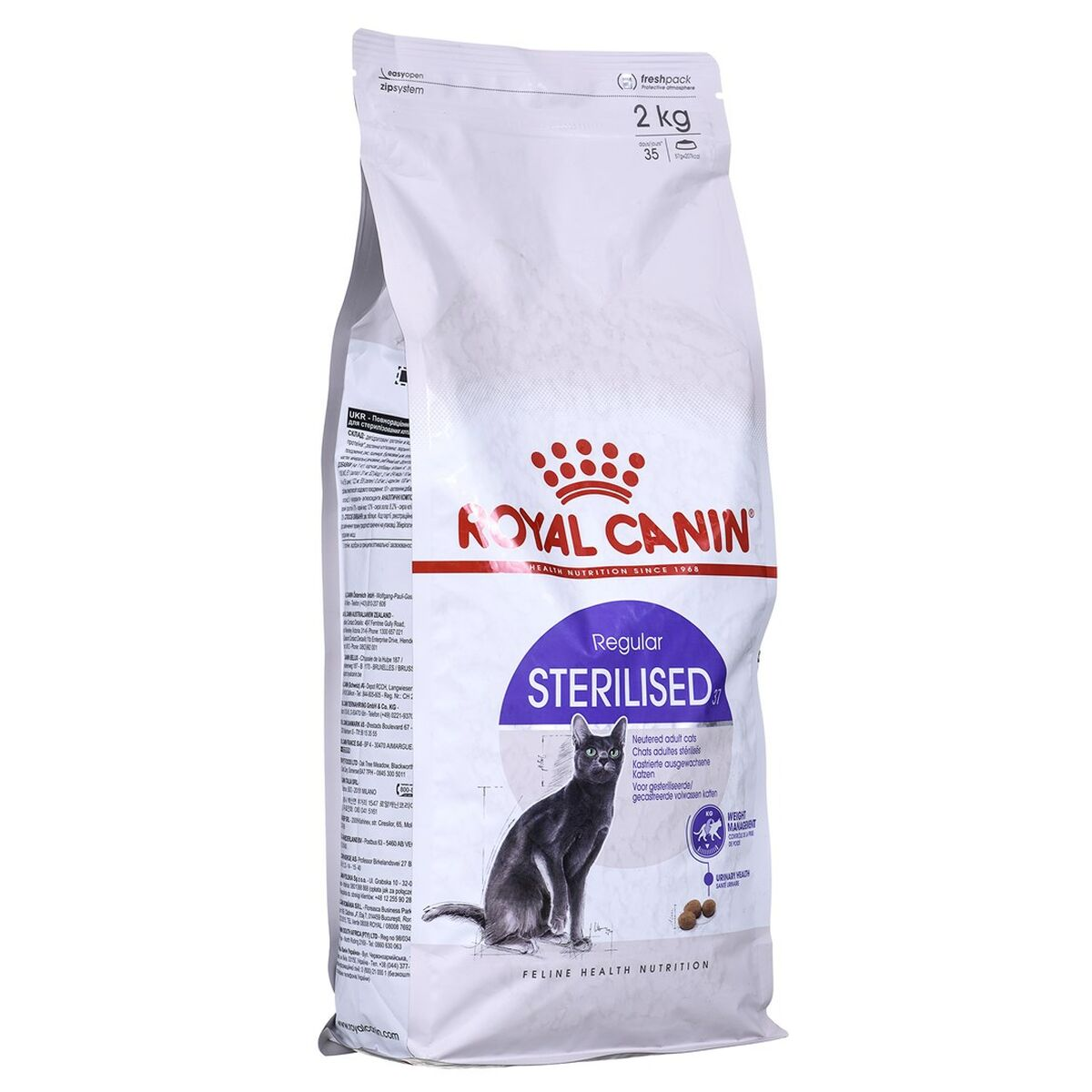 Una bolsa de 2 kg de Royal Canin Sterilised para gatos con un gato negro.