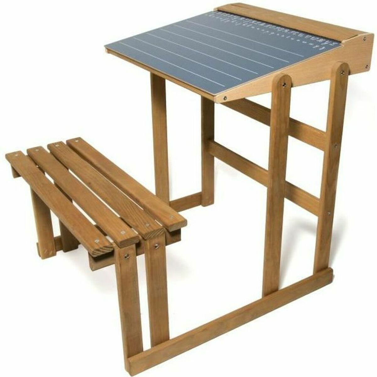 Ein hölzerner Schultisch mit blauer Tafeloberfläche und einer angebrachten Holzbank.