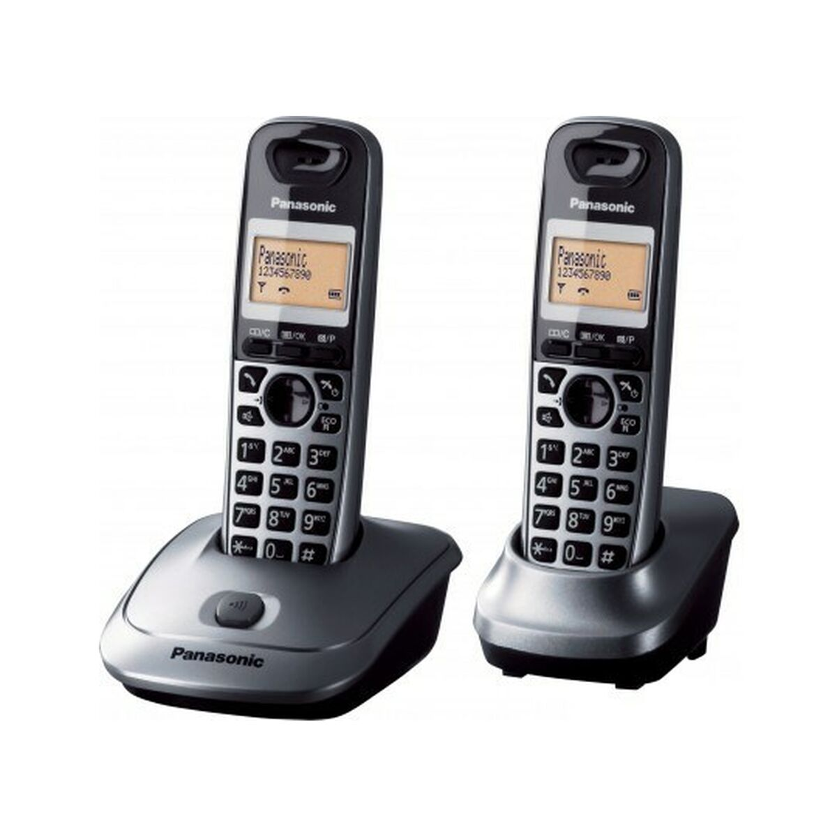 Zwei schnurlose Panasonic-Telefone auf ihren Ladestationen. Schwarz und Silber.