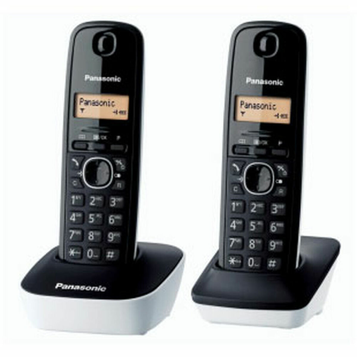 Zwei schwarze Panasonic-Schnurlostelefone mit Ladeschalen auf weißem Hintergrund.