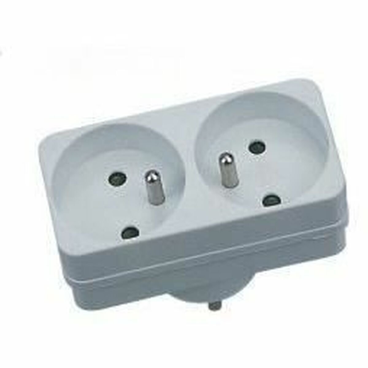 Un adattatore a doppia presa grigio con due slot e pin metallici.