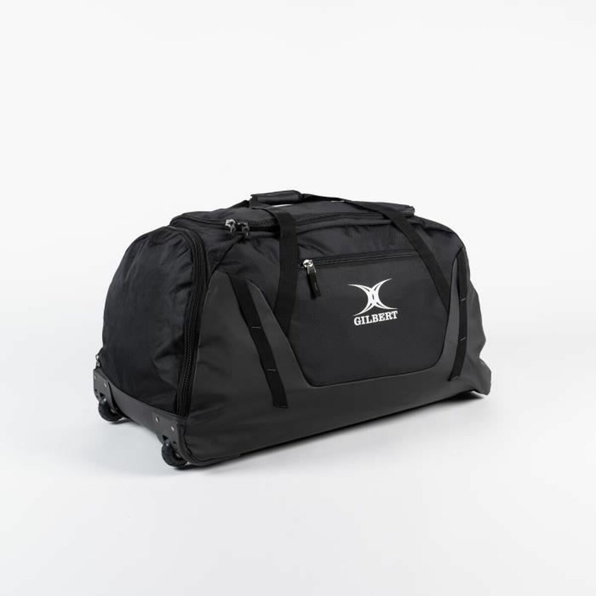 Schwarze Reisetasche mit Rollen und dem Gilbert-Logo auf der Vorderseite.