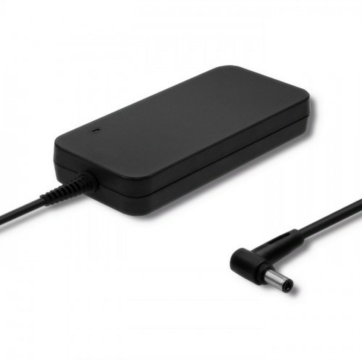 Schwarzer Laptop-Netzteil mit Kabel und Stecker auf weißem Hintergrund.