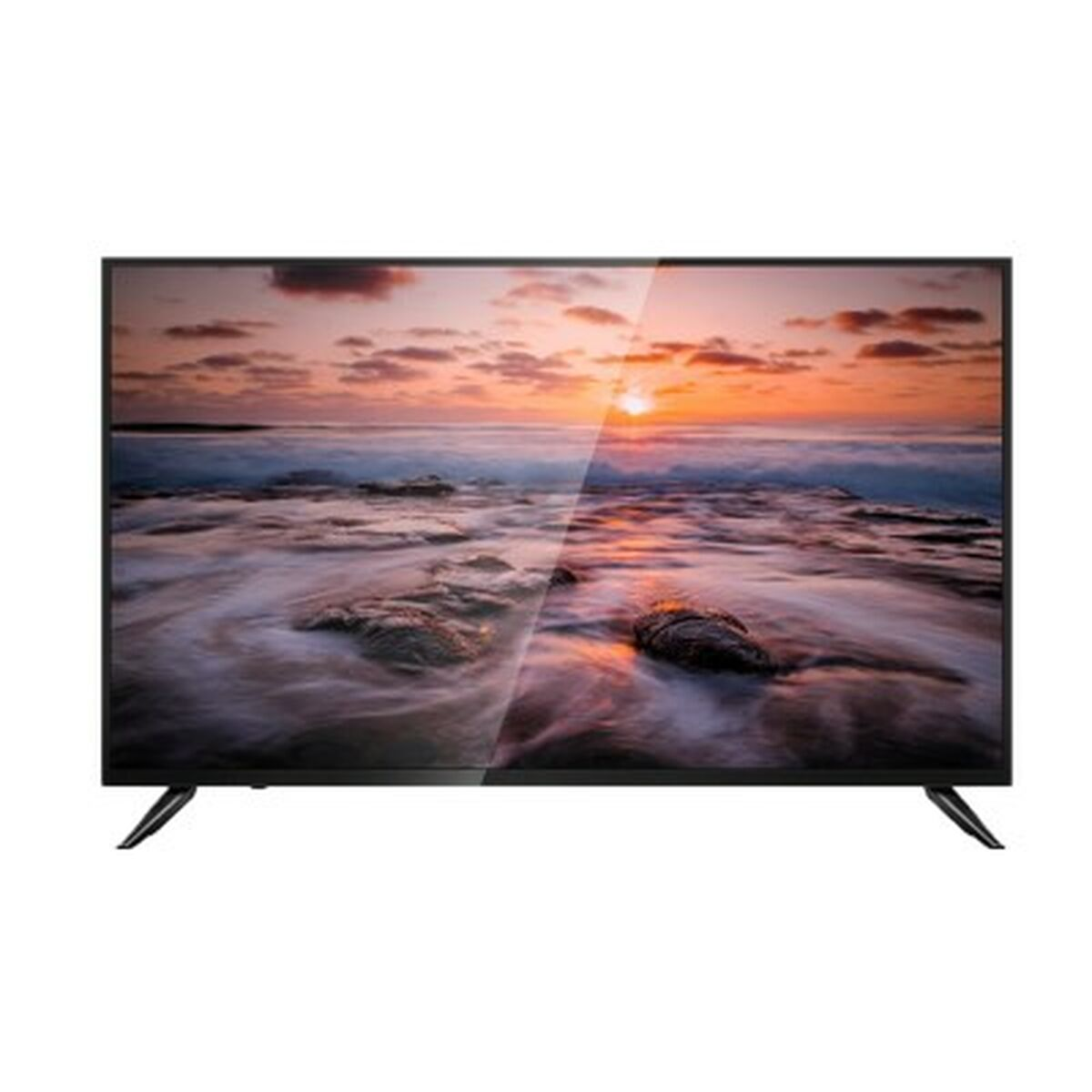 Modern bir düz ekran TV, kayalıklarla dolu bir deniz gün batımı sahnesi gösteriyor.