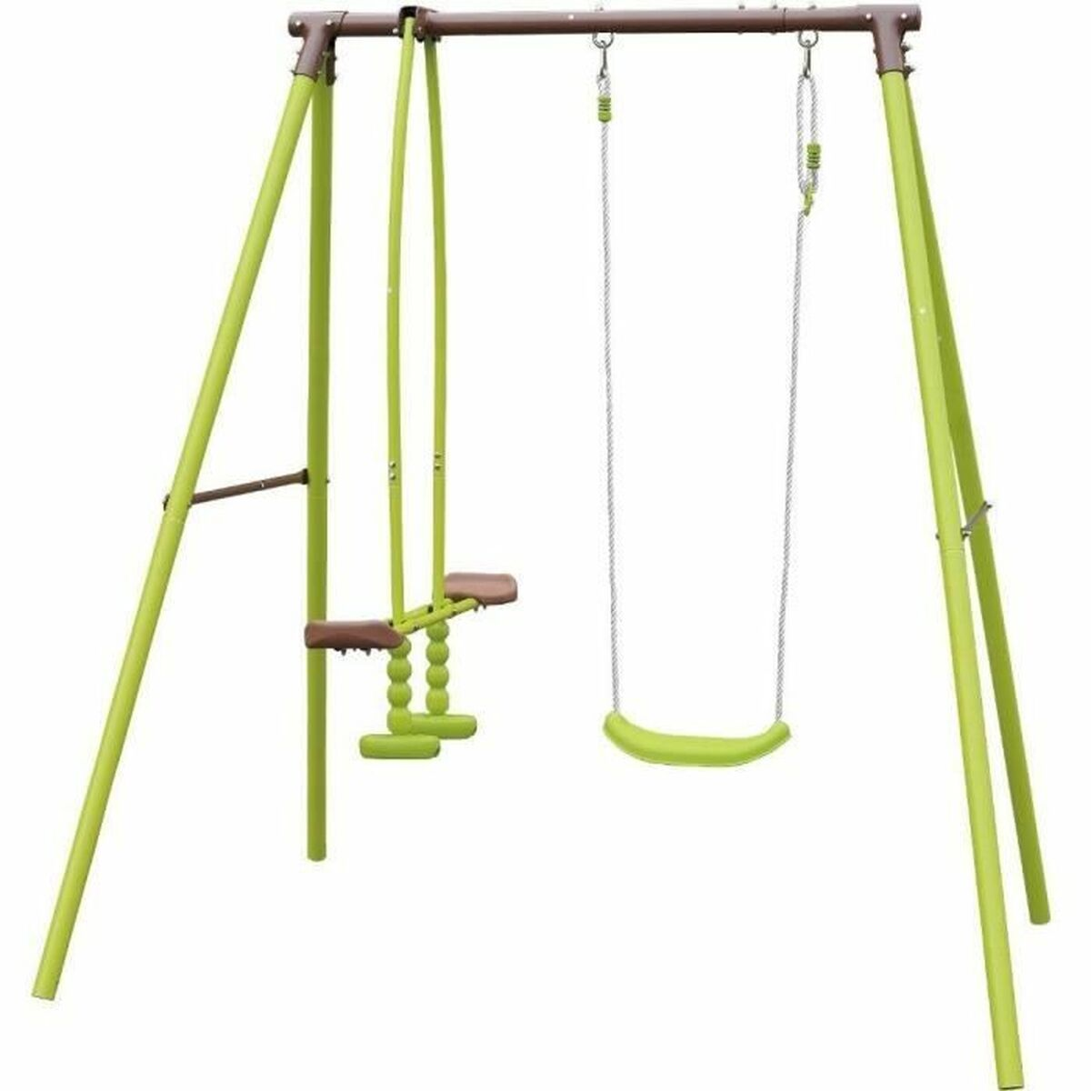 Un'altalena verde e marrone con due altalene e una scala.