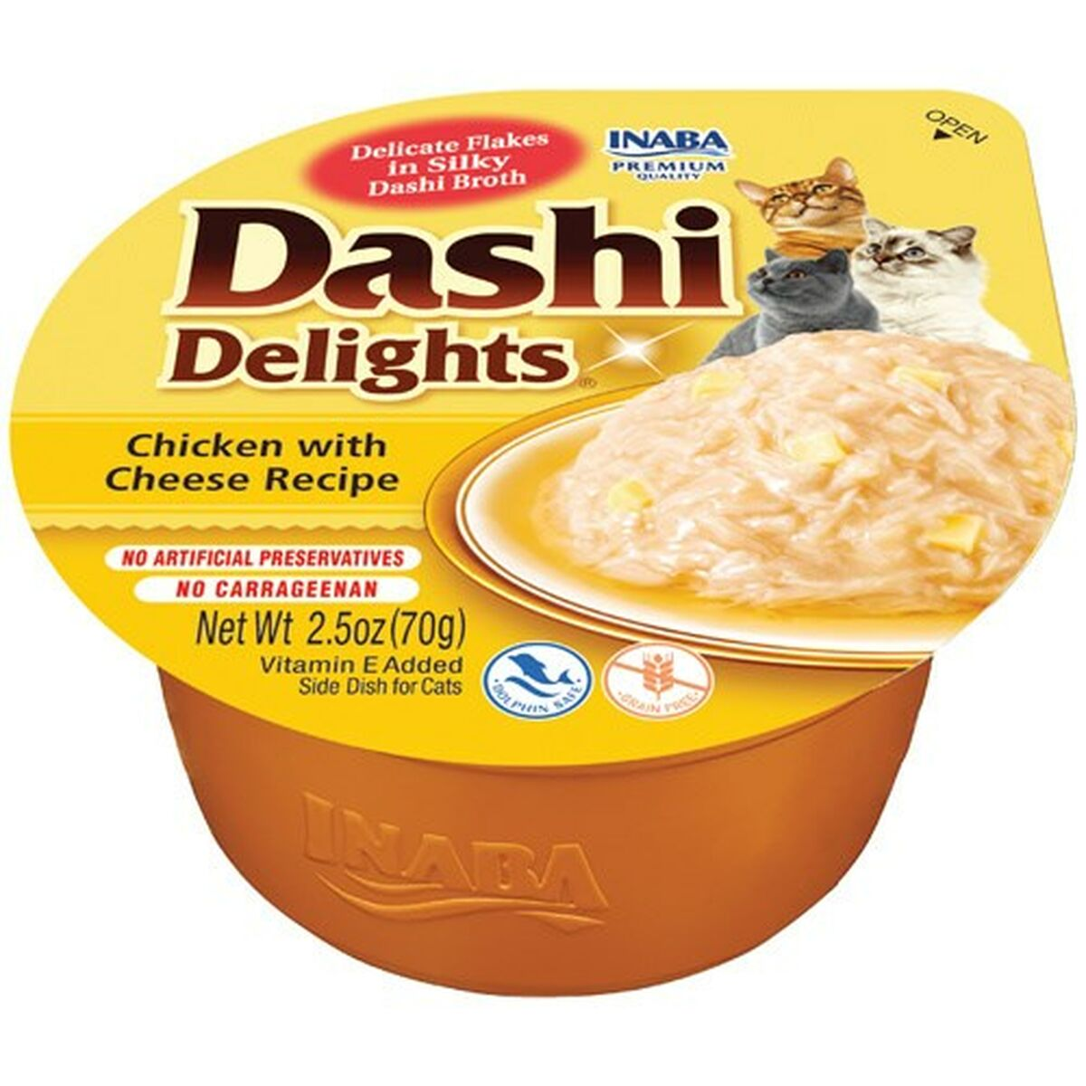 Comida para gatos Dashi Delights con pollo y queso, con tres gatos en la etiqueta.