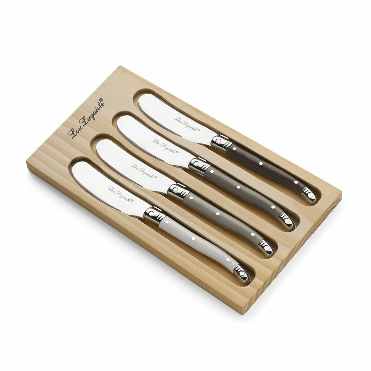 Cuatro cuchillos para mantequilla Laguiole con mangos de madera.