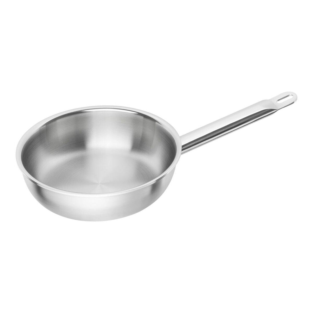 Une poêle argentée avec un long manche sur fond blanc.