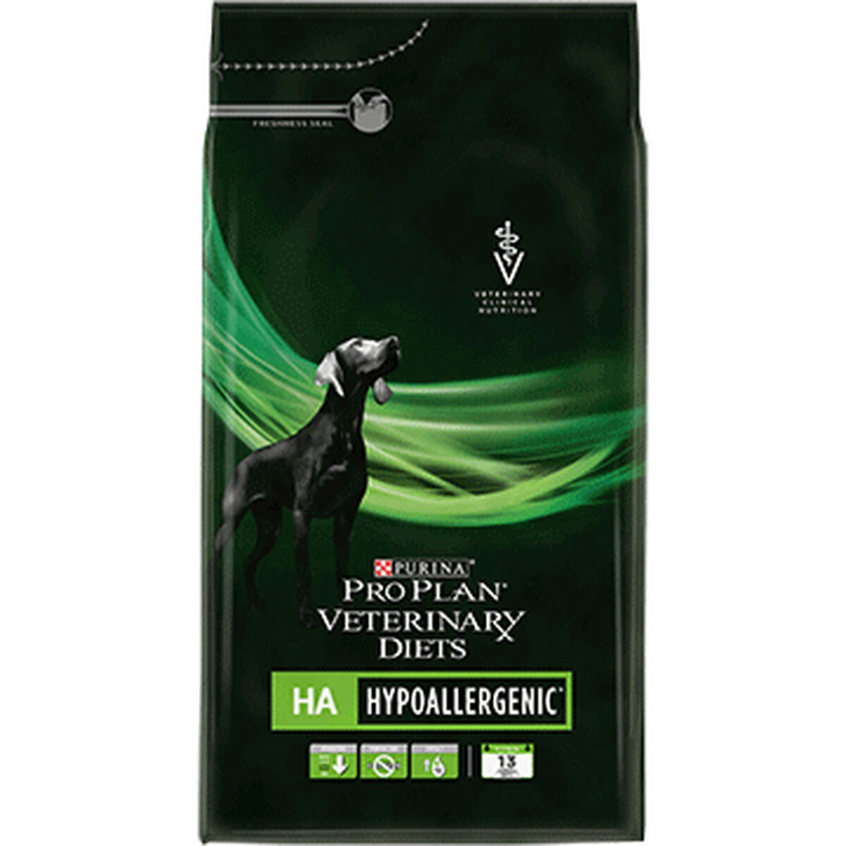 Ciemny pies na zielonej torbie z karmą dla psów z napisem Pro Plan Veterinary Diets HA Hypoallergenic.