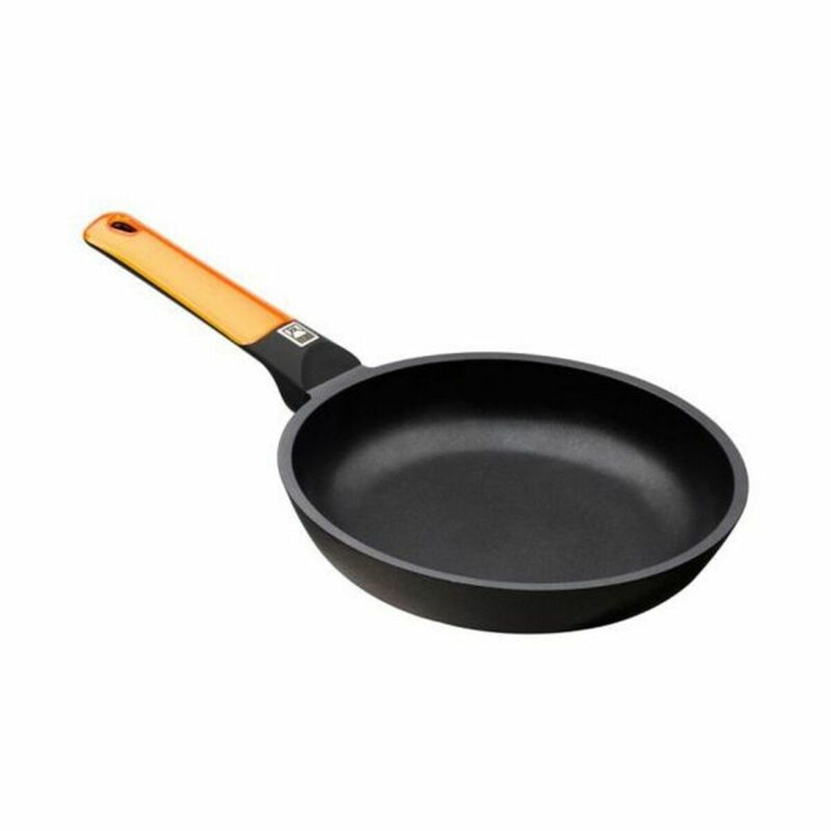 Eine schwarze Bratpfanne mit einem orangefarbenen Griff, isoliert auf weißem Hintergrund.