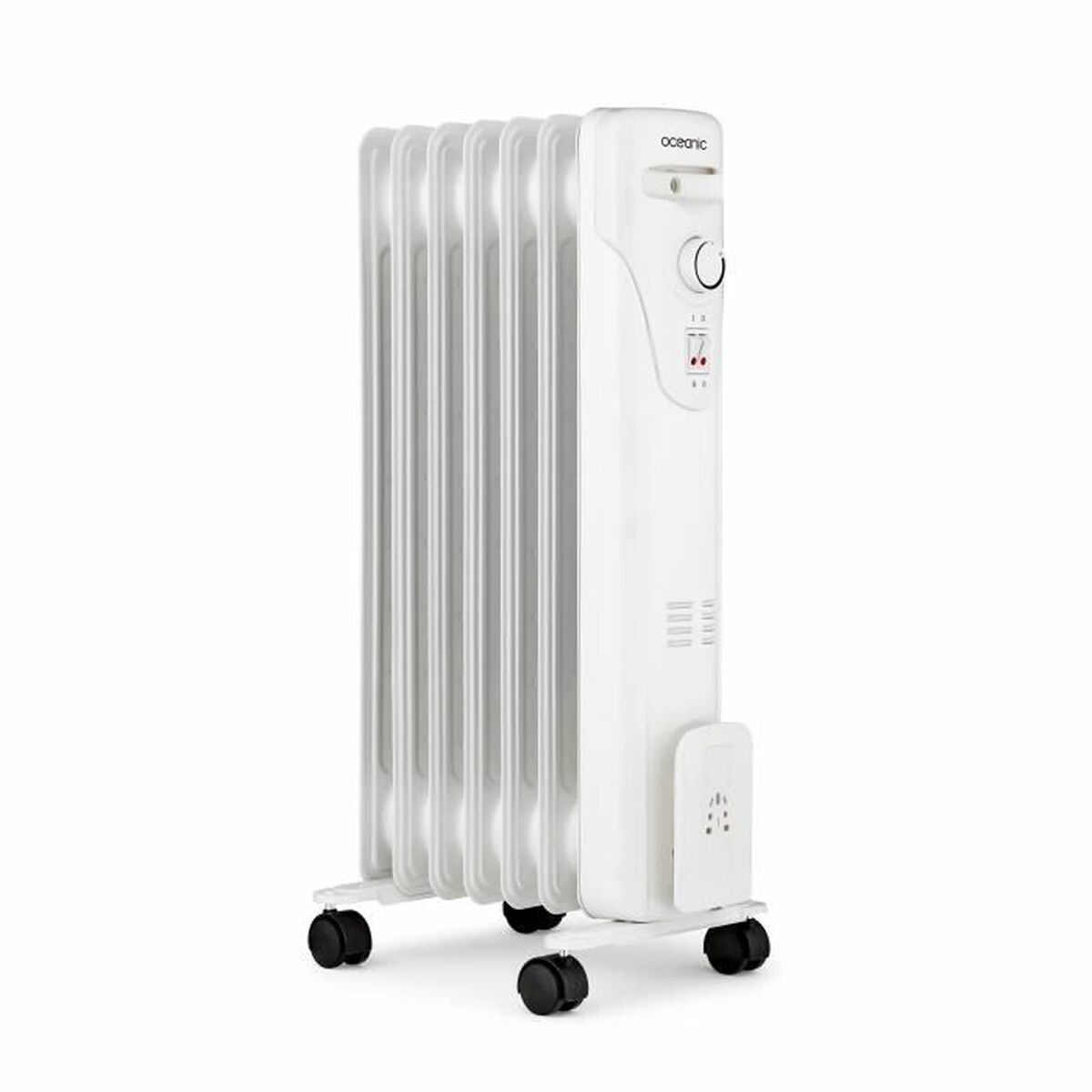 Un radiatore a olio bianco con ruote e controlli su sfondo bianco.