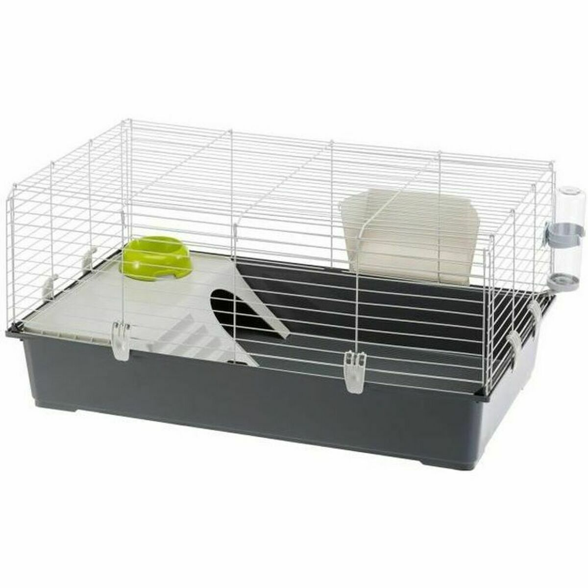 Ein Hamsterkäfig aus grauem Kunststoff und Draht mit grüner Futterschale und Wasserflasche.