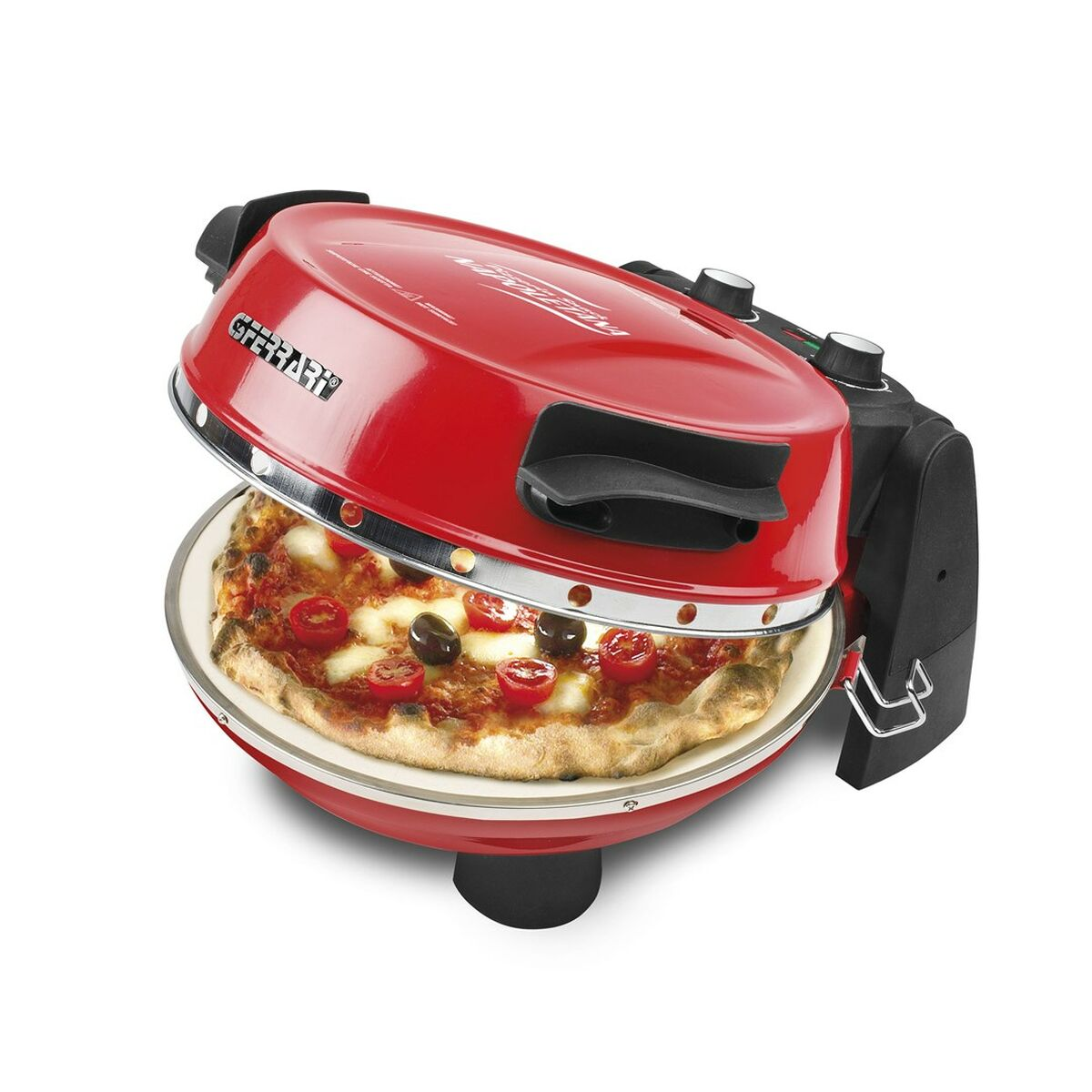 Un horno de pizza rojo con una pizza Margherita recién horneada dentro, sobre fondo blanco.