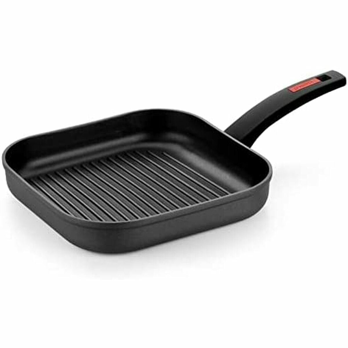 Una sartén grill negra con base acanalada y mango negro con logo rojo.