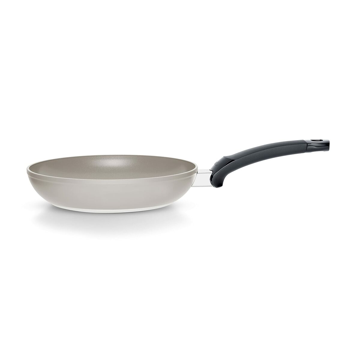 Padella grigia con manico nero su sfondo bianco.