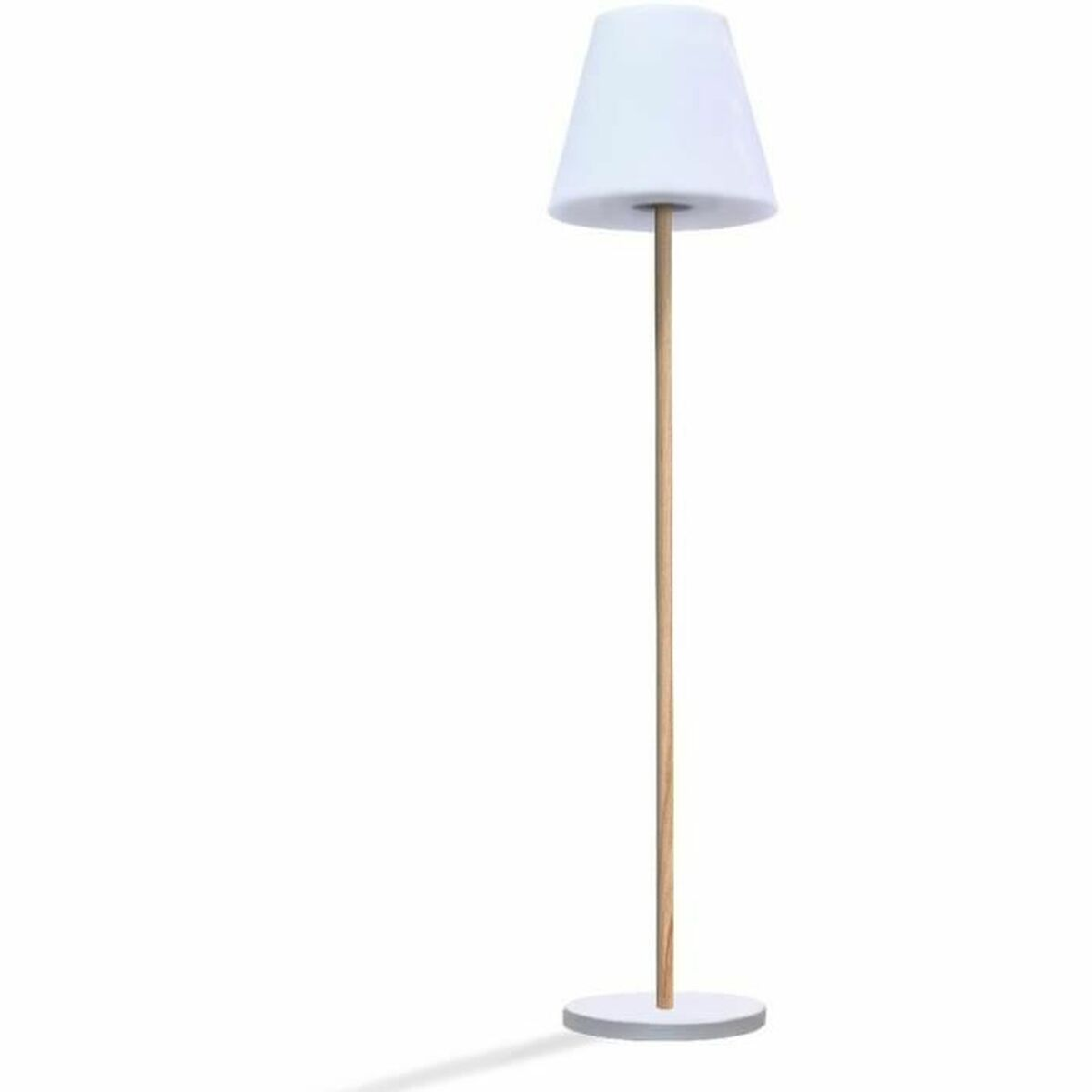 Eine weiße Stehlampe mit einem Holzschaft und einem runden Sockel steht auf weißem Grund.