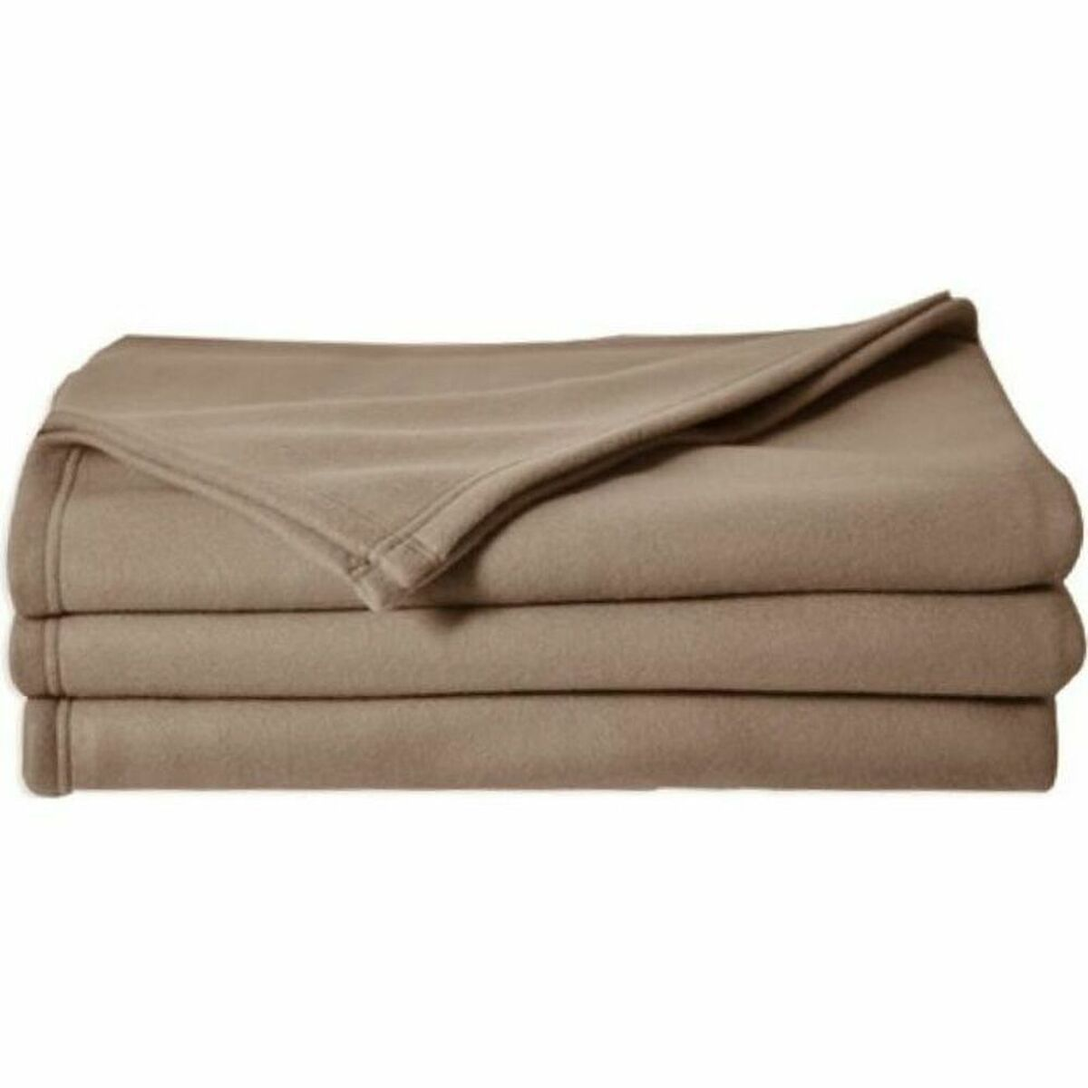 Drei beige Fleecedecken sind ordentlich übereinander gestapelt.