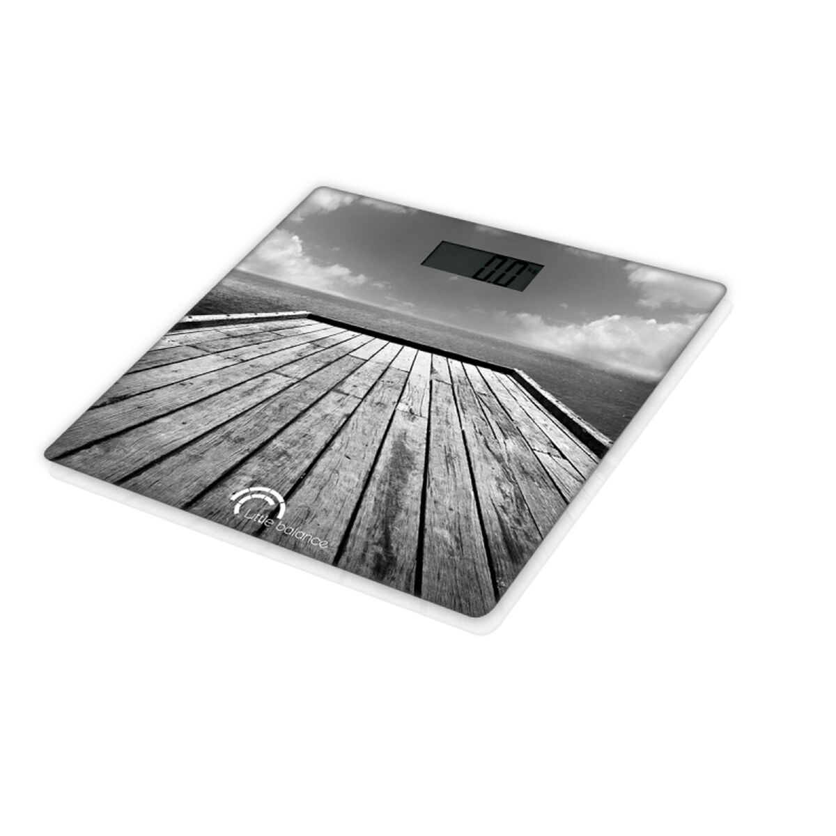 Una bilancia con design a molo di legno e mare. Display digitale mostra 0.0.
