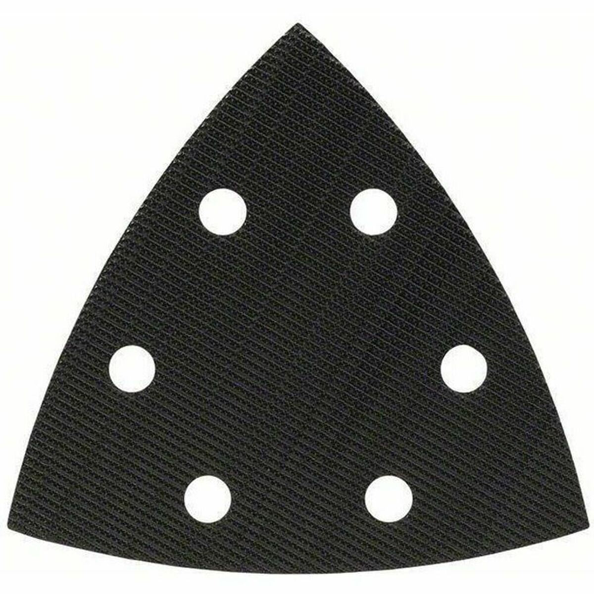 Ein dreieckiges schwarzes Schleifpapier mit sechs weißen Löchern.