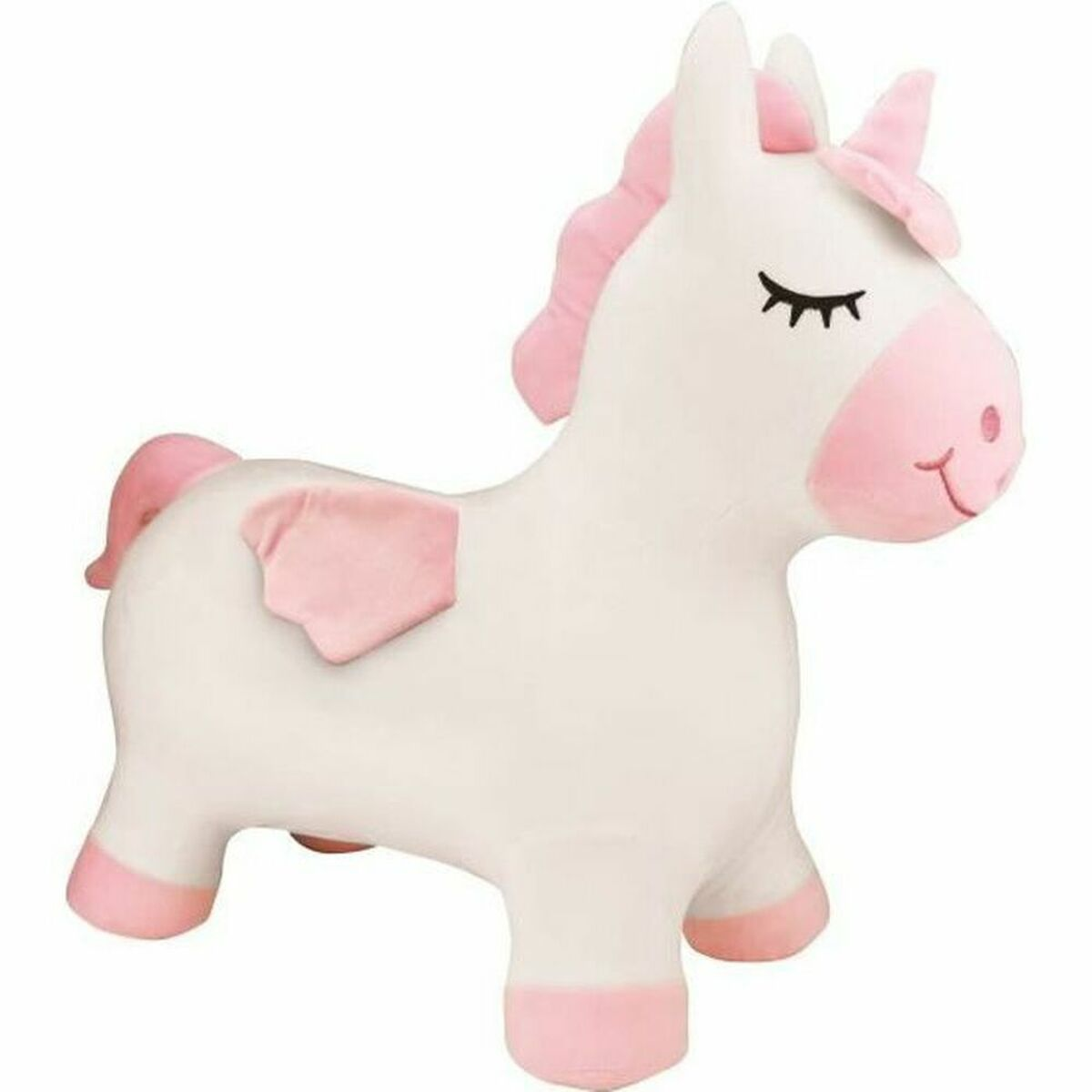 Un unicornio blanco inflable con acentos rosados y alas se para sobre cuatro patas.