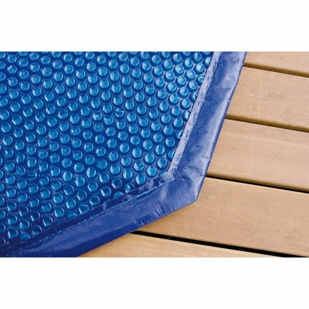 Blaue Blasenmatte mit blauen Kanten auf Holzlatten.