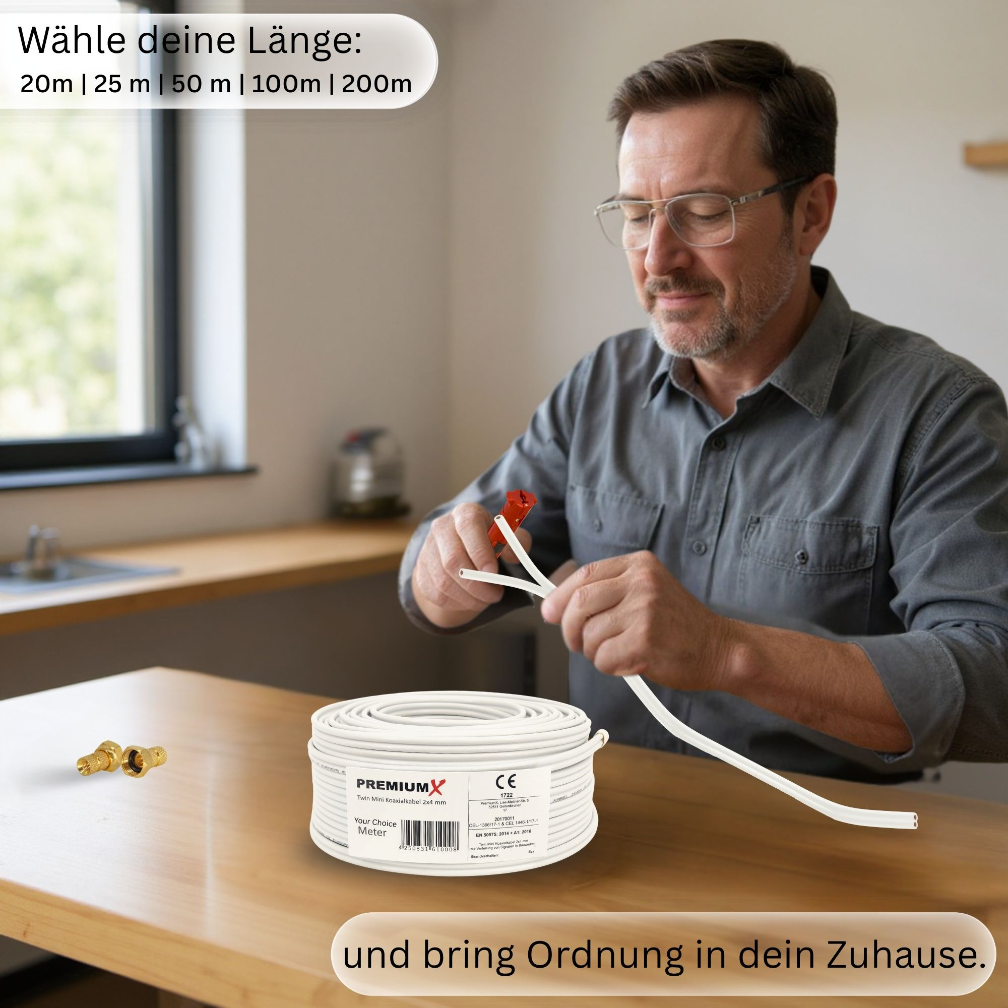 Mann schneidet Koaxialkabel mit Werkzeug. Kabelrolle und Stecker liegen daneben.