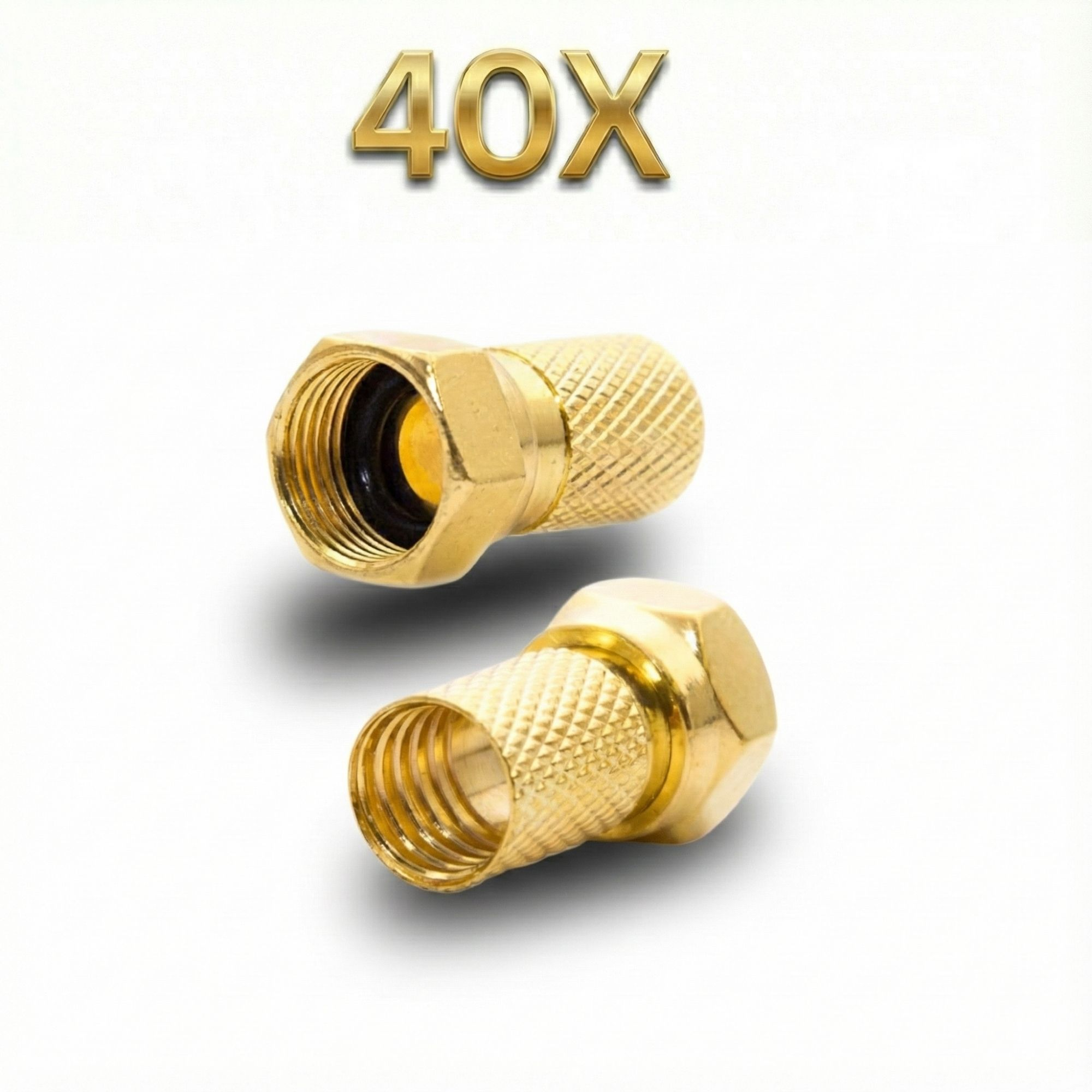 Zwei goldene Koaxialstecker, einer davon mit Kappe, auf weißem Hintergrund.