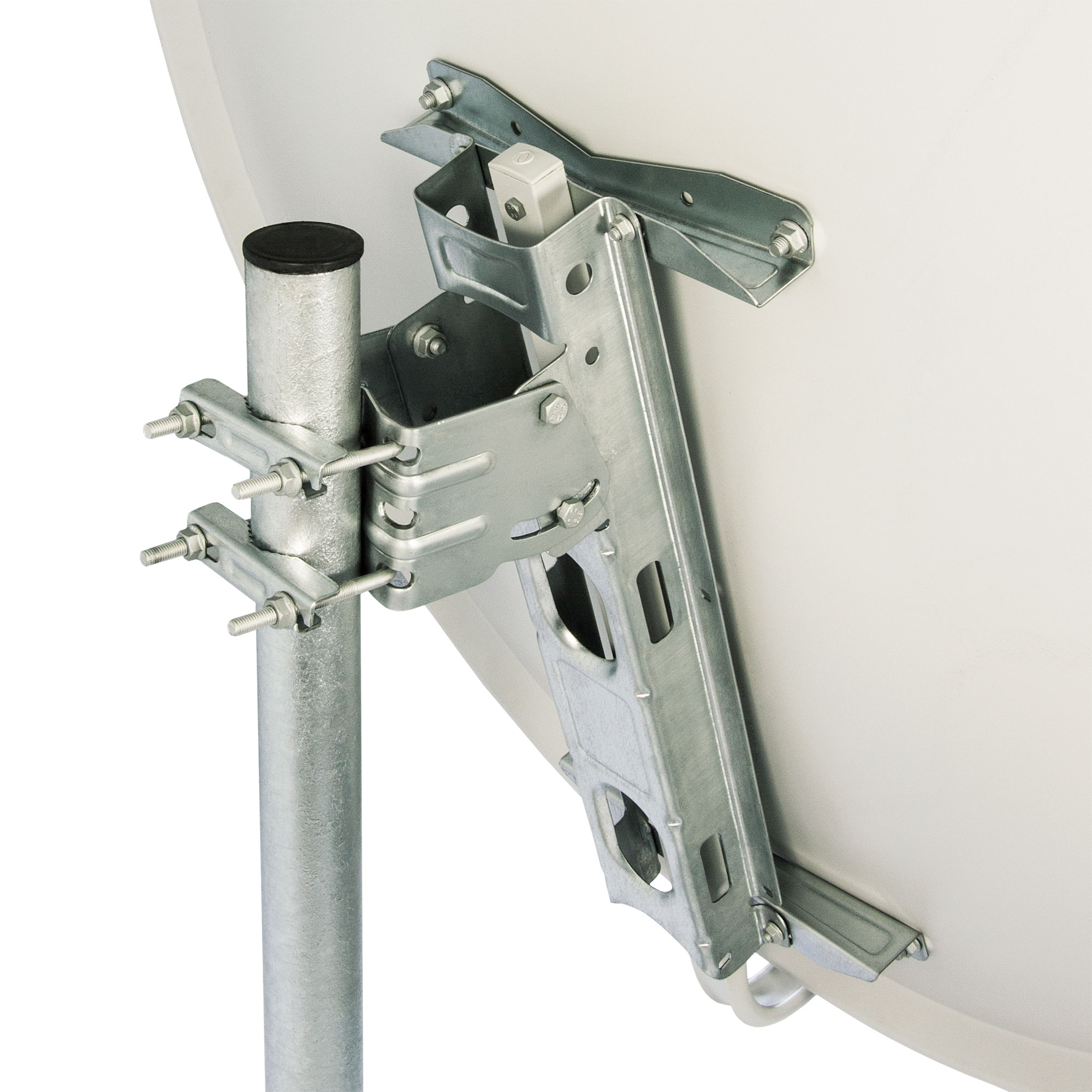 Nahaufnahme einer Satellitenschüssel-Halterung an einem Mast mit Schrauben und Metallteilen.
