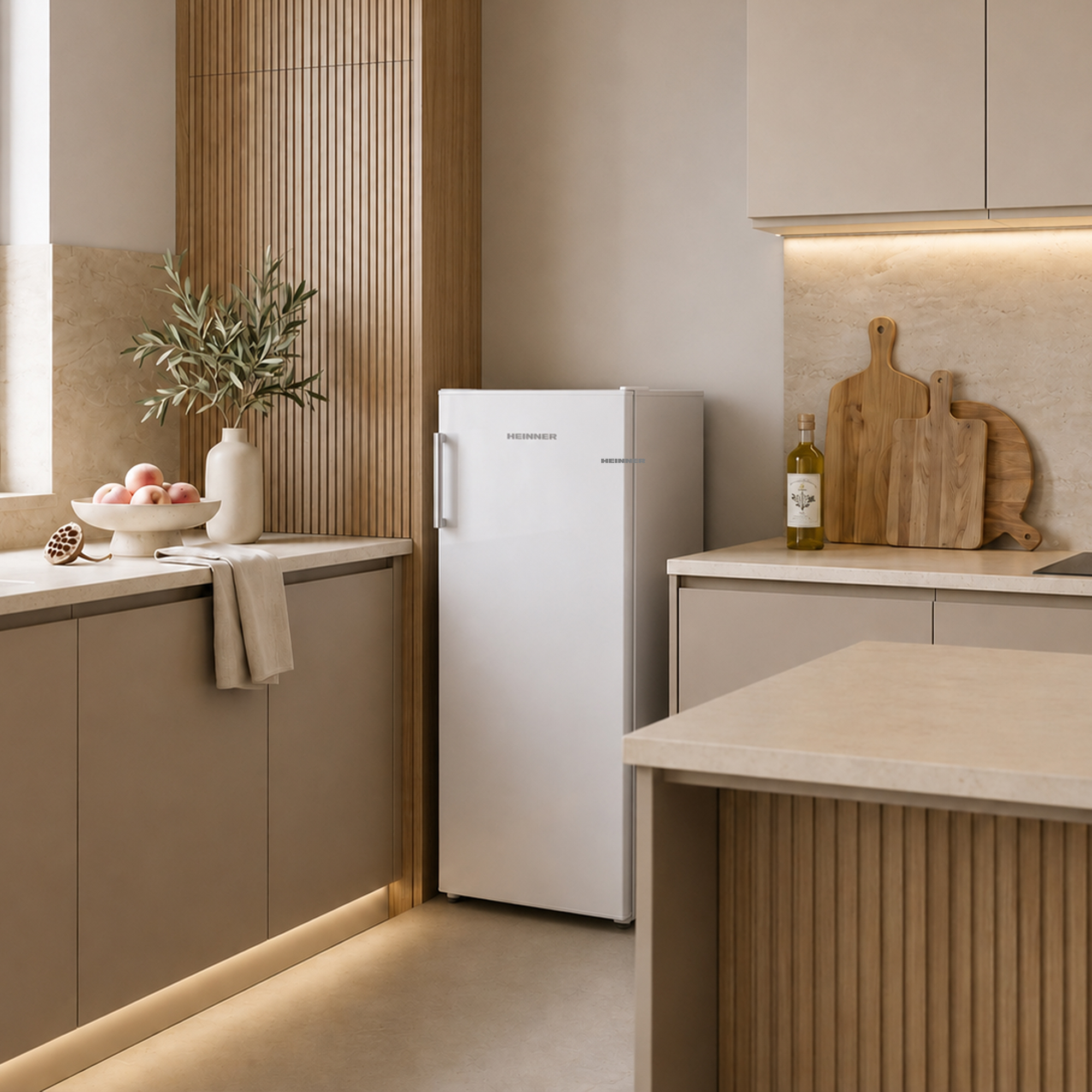 Une cuisine blanche avec lambris en bois, réfrigérateur, coupe à fruits et planches à découper.