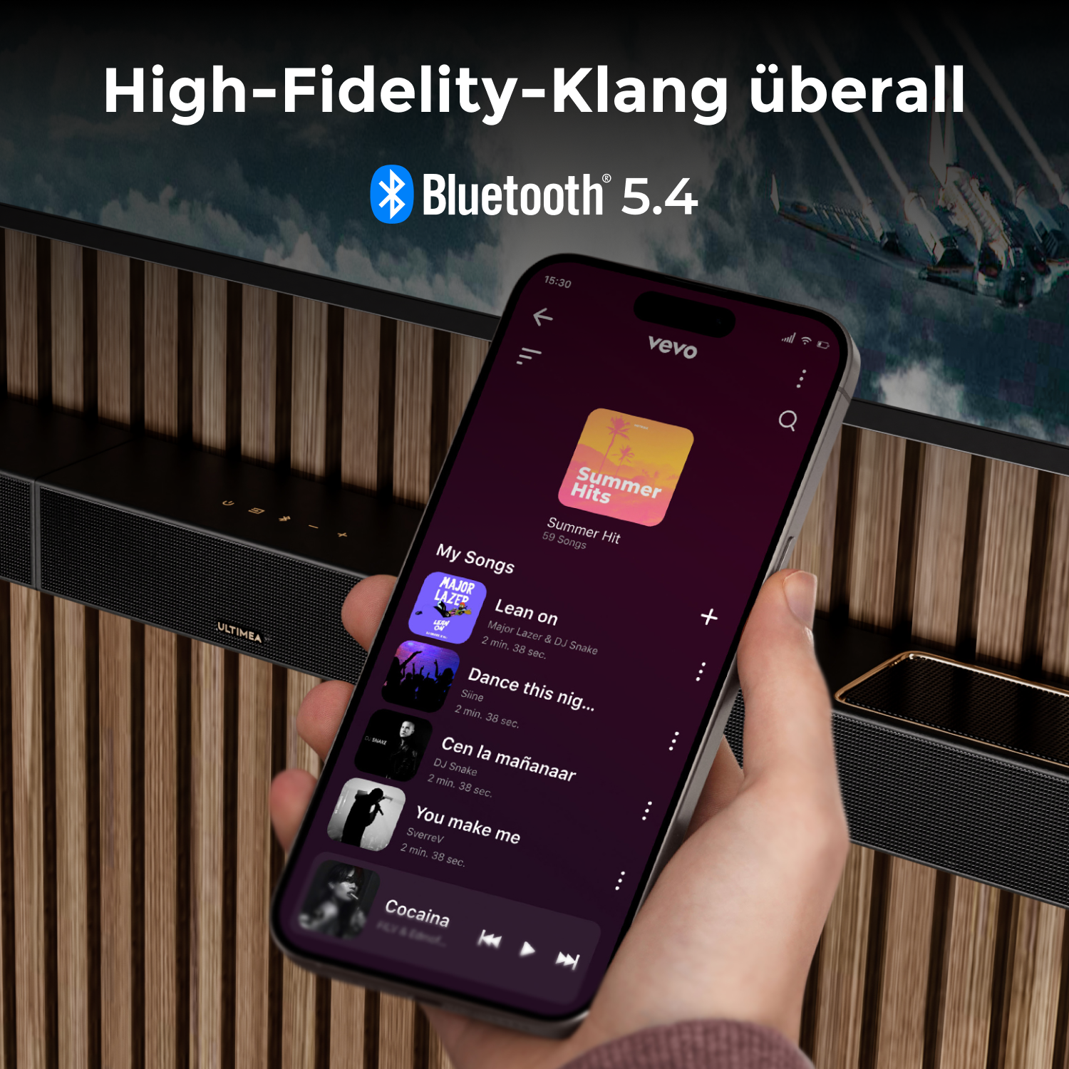Un smartphone affiche des chansons de musique à côté d'une barre de son élégante.