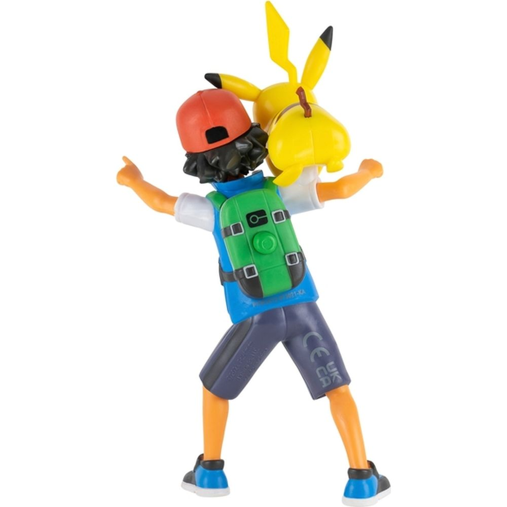 Ash con Pikachu sulla schiena, indossa cappello rosso e zaino verde.