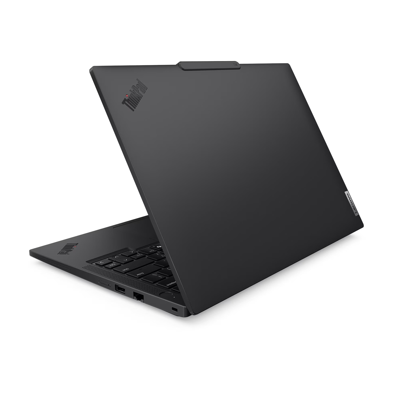 Kapak açık siyah dizüstü bilgisayar, klavye görünür, ThinkPad logosu.