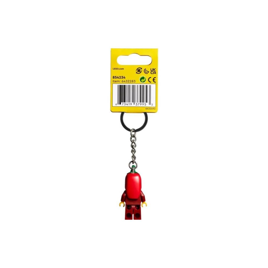 Kırmızı Lego anahtarlığı, minifigürlü. Beyaz arka plan üzerinde.