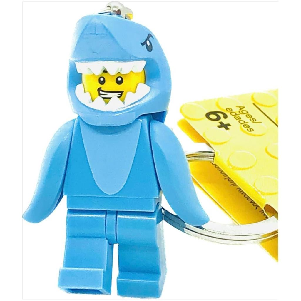 Mavi Lego anahtarlık köpekbalığı kostümlü, sarı kafalı, beyaz dişli.