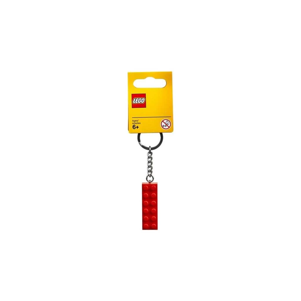 Lego ambalajlı bir zincire takılı kırmızı Lego tuğla anahtarlık.