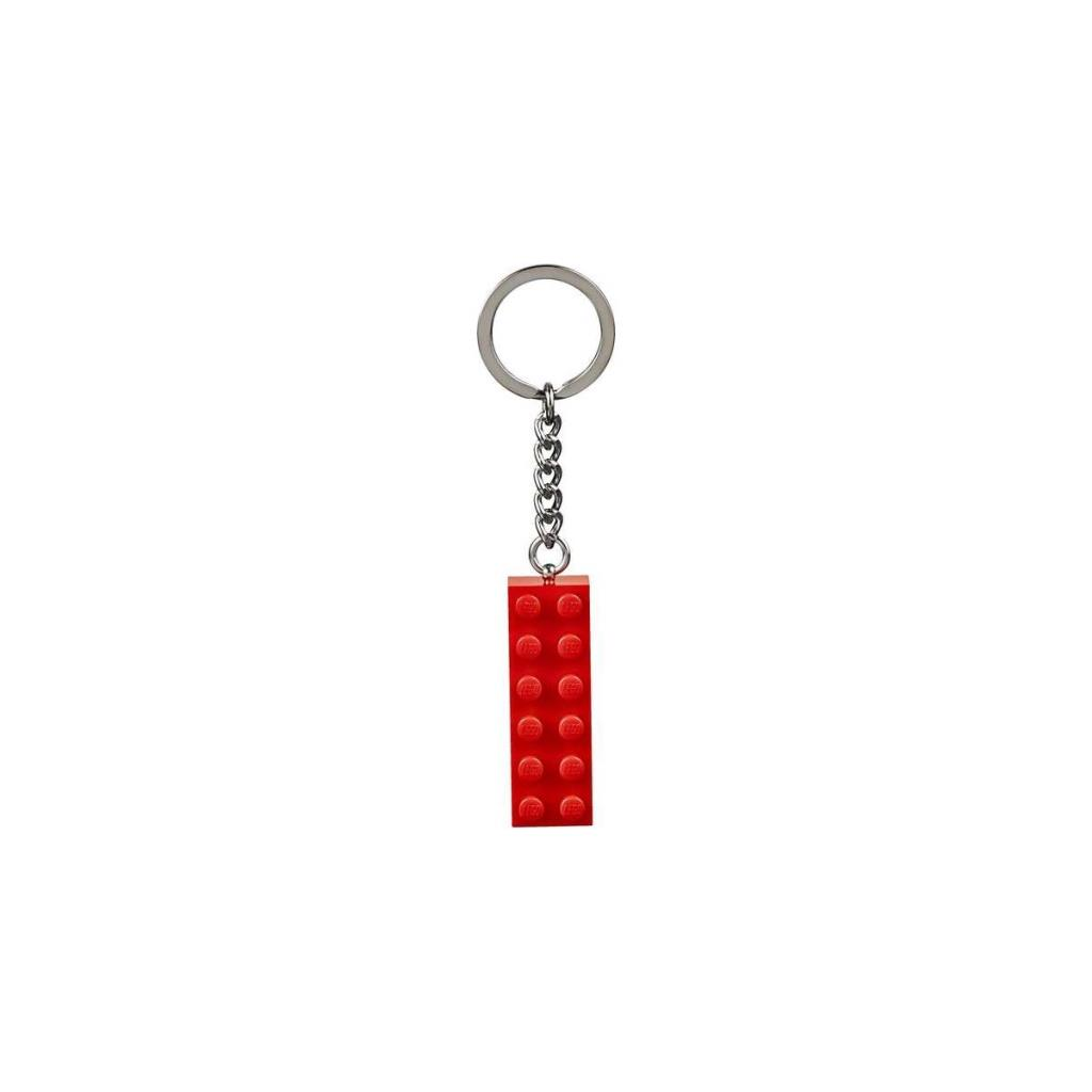 Beyaz arka plan üzerinde gümüş halka ve zincirli kırmızı Lego tuğla anahtarlık.