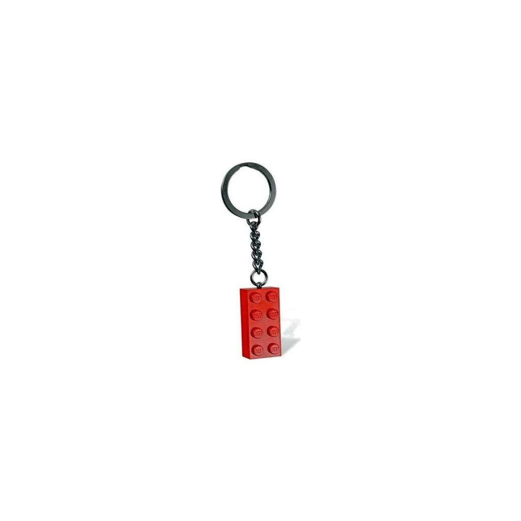 Beyaz arka plan üzerinde gümüş zincirli ve halkalı kırmızı Lego tuğla anahtarlık.