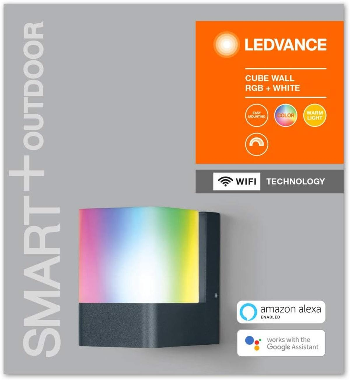Ein moderner, dunkler Wandleuchter mit leuchtenden Regenbogenfarben, der Smart Home-Technologie anzeigt.