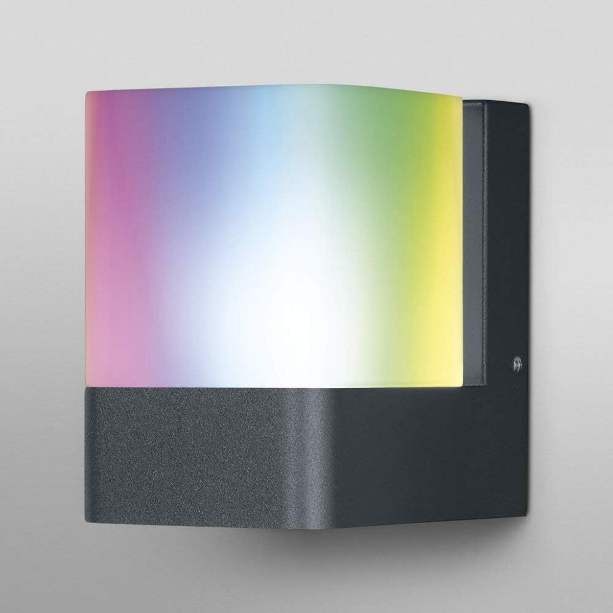 Moderne Wandleuchte mit Farbverlauf von Lila bis Gelb, montiert an einer grauen Wand.
