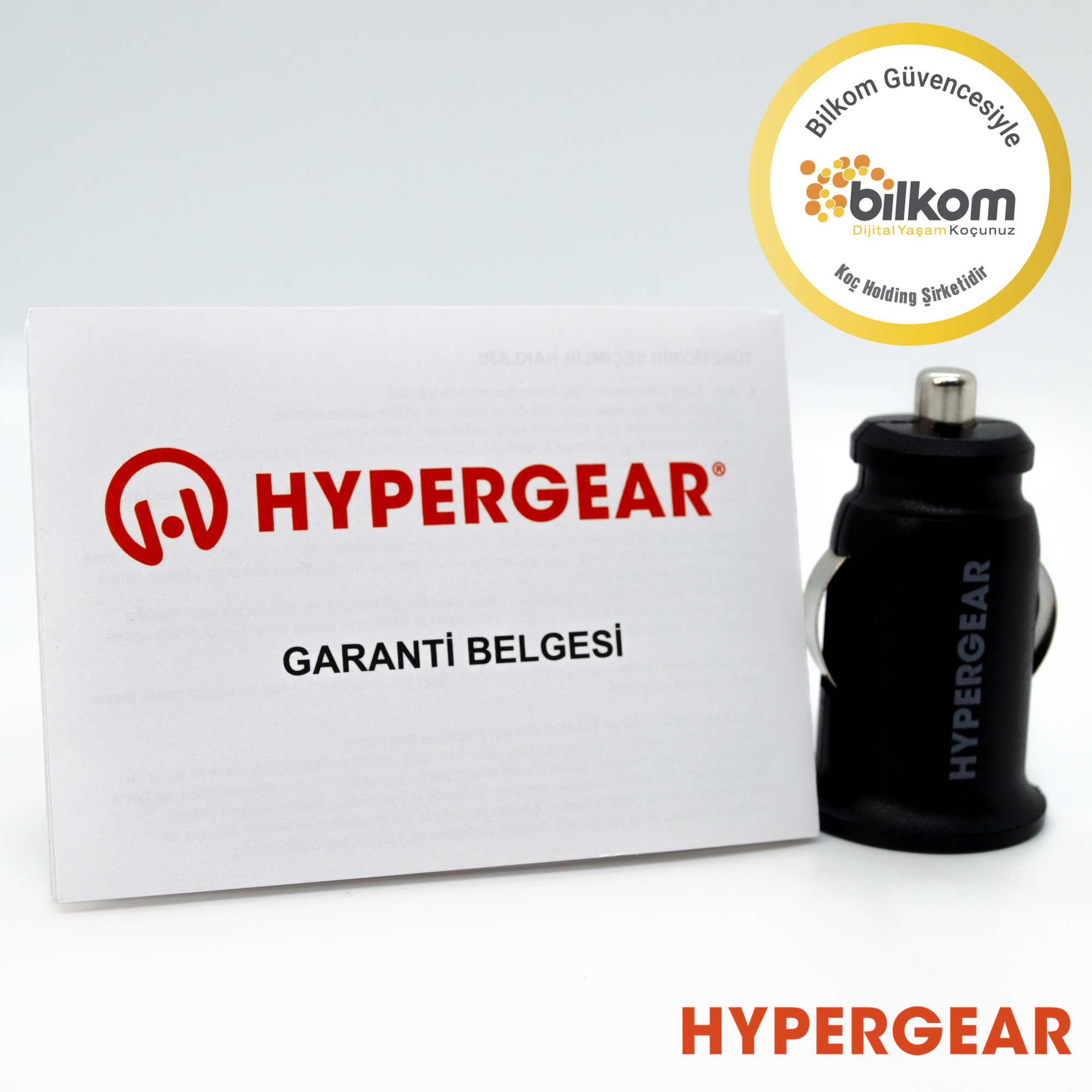 Siyah araç çakmak adaptörü ve garanti belgesi beyaz zeminde.
