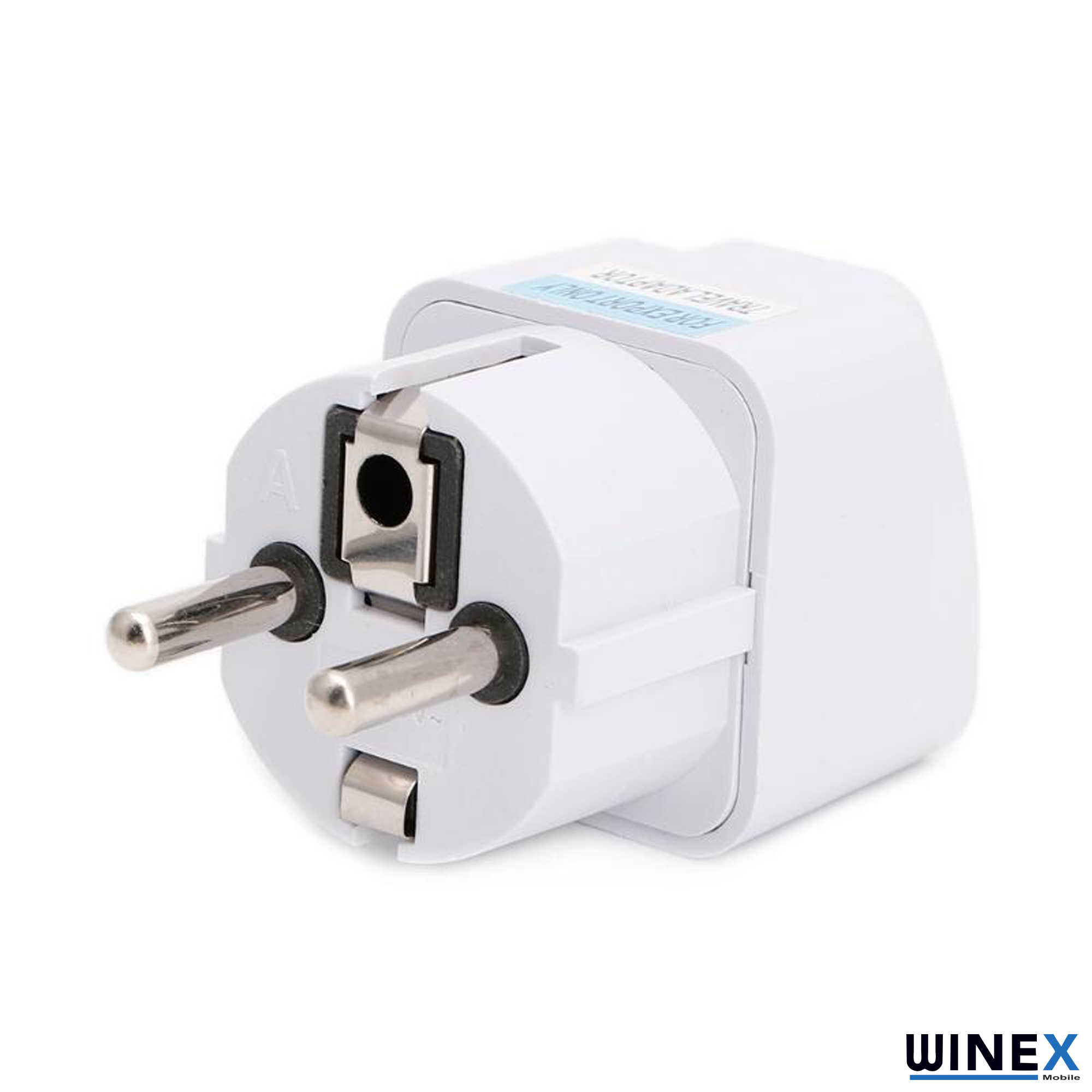 İki metal pimli ve bir soketli beyaz seyahat adaptörü.