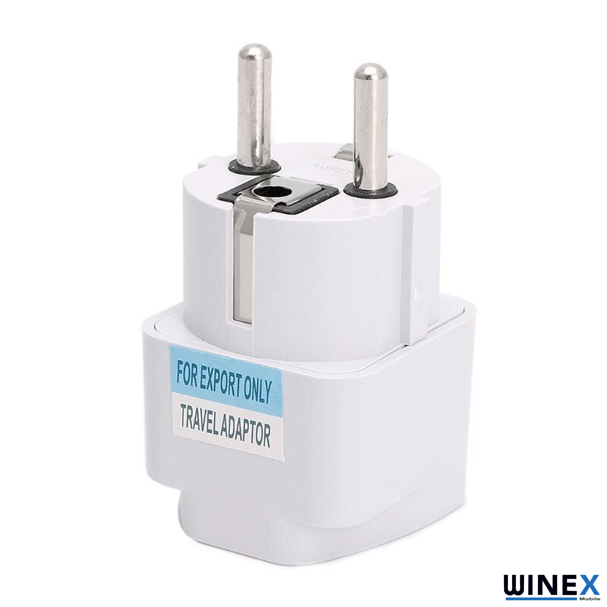 İki metal pimli ve etiketli beyaz seyahat adaptörü.