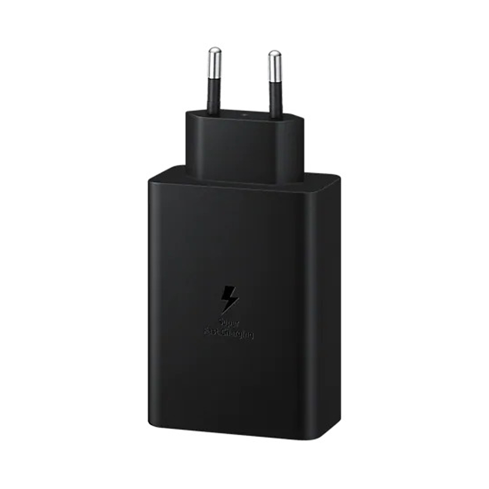 Süper Hızlı Şarj logosu ve iki metal pimi olan siyah güç adaptörü.