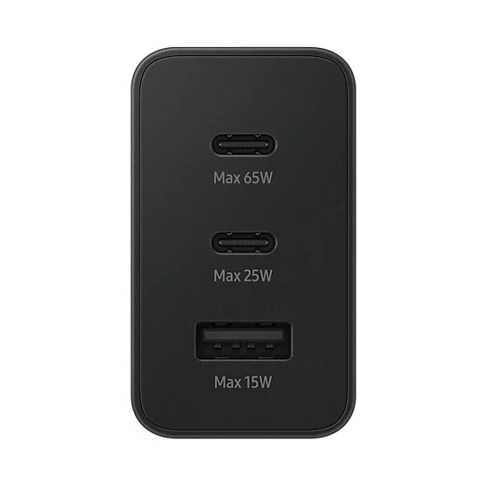 İki USB-C (65W, 25W) ve bir USB-A (15W) bağlantı noktasına sahip siyah adaptör.