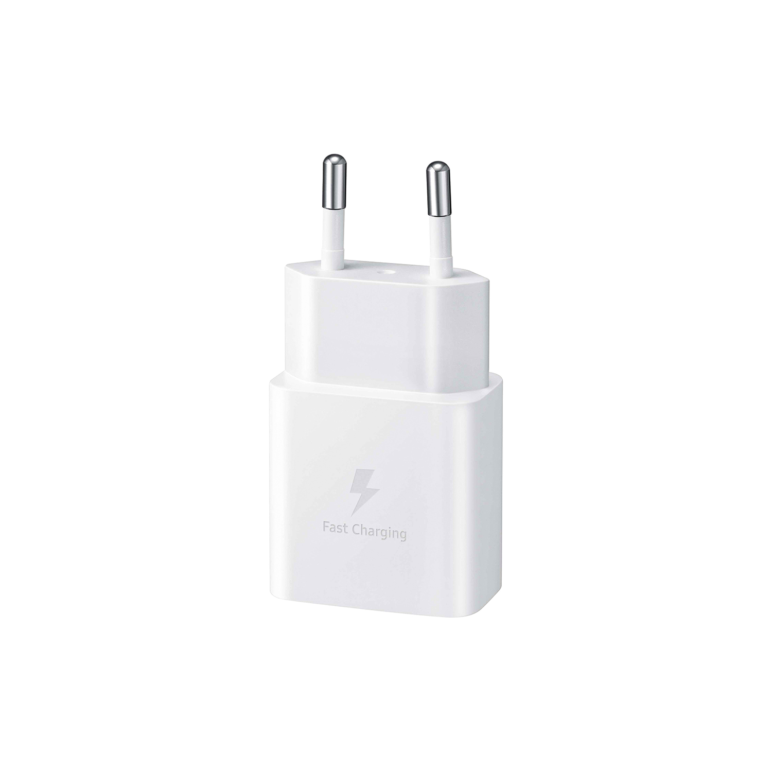 Beyaz, hızlı şarj adaptörü, iki metal pimiyle beyaz zeminde izole edilmiş.