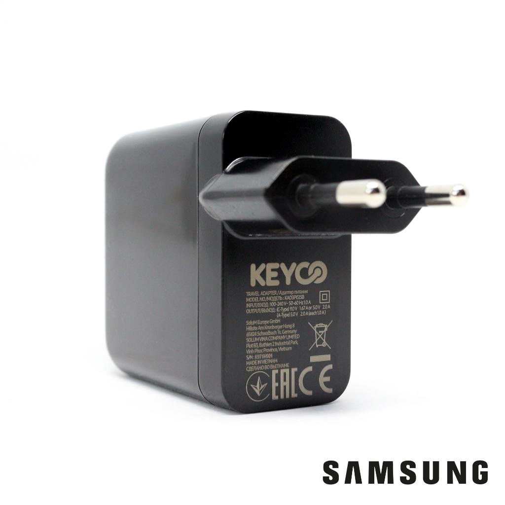 Siyah KEYCO seyahat adaptörü, USB-C, iki uçlu ve CE işaretli.