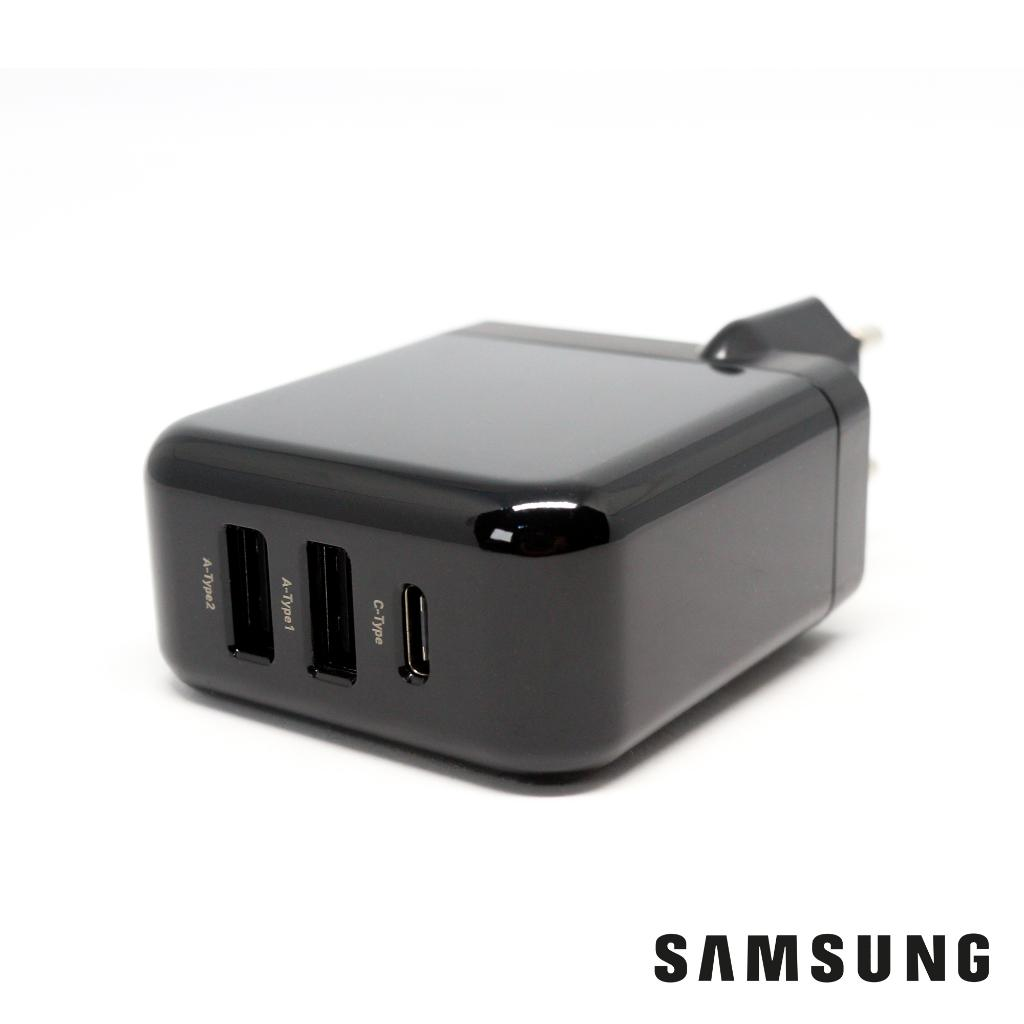 İki USB-A ve bir USB-C portlu siyah Samsung şarj cihazı.