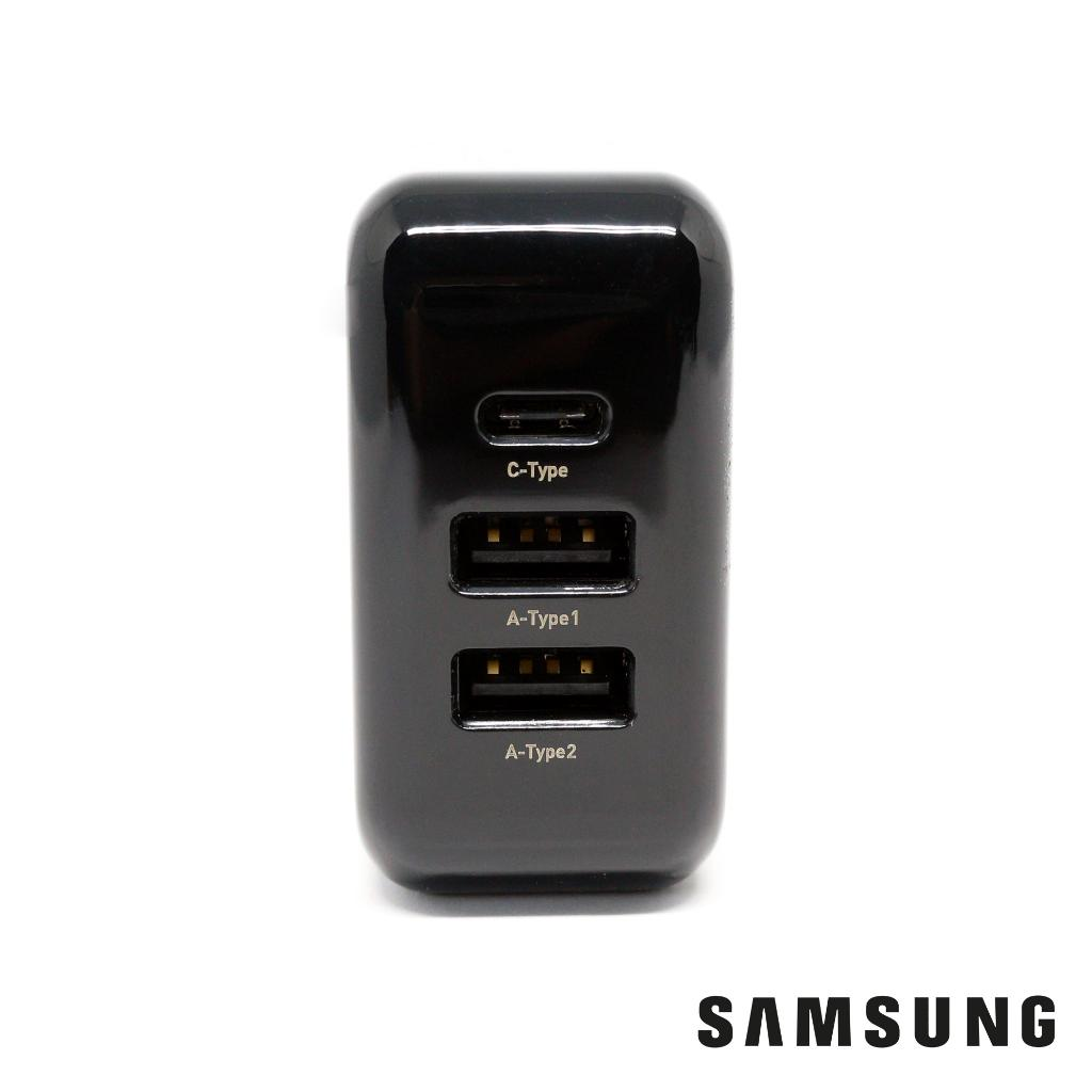 Bir C bağlantı noktası ve iki A bağlantı noktasına sahip siyah Samsung şarj cihazı.