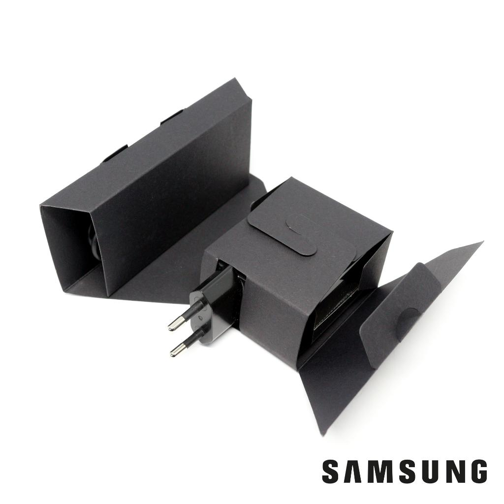 Bir fişli iki siyah Samsung kutusu