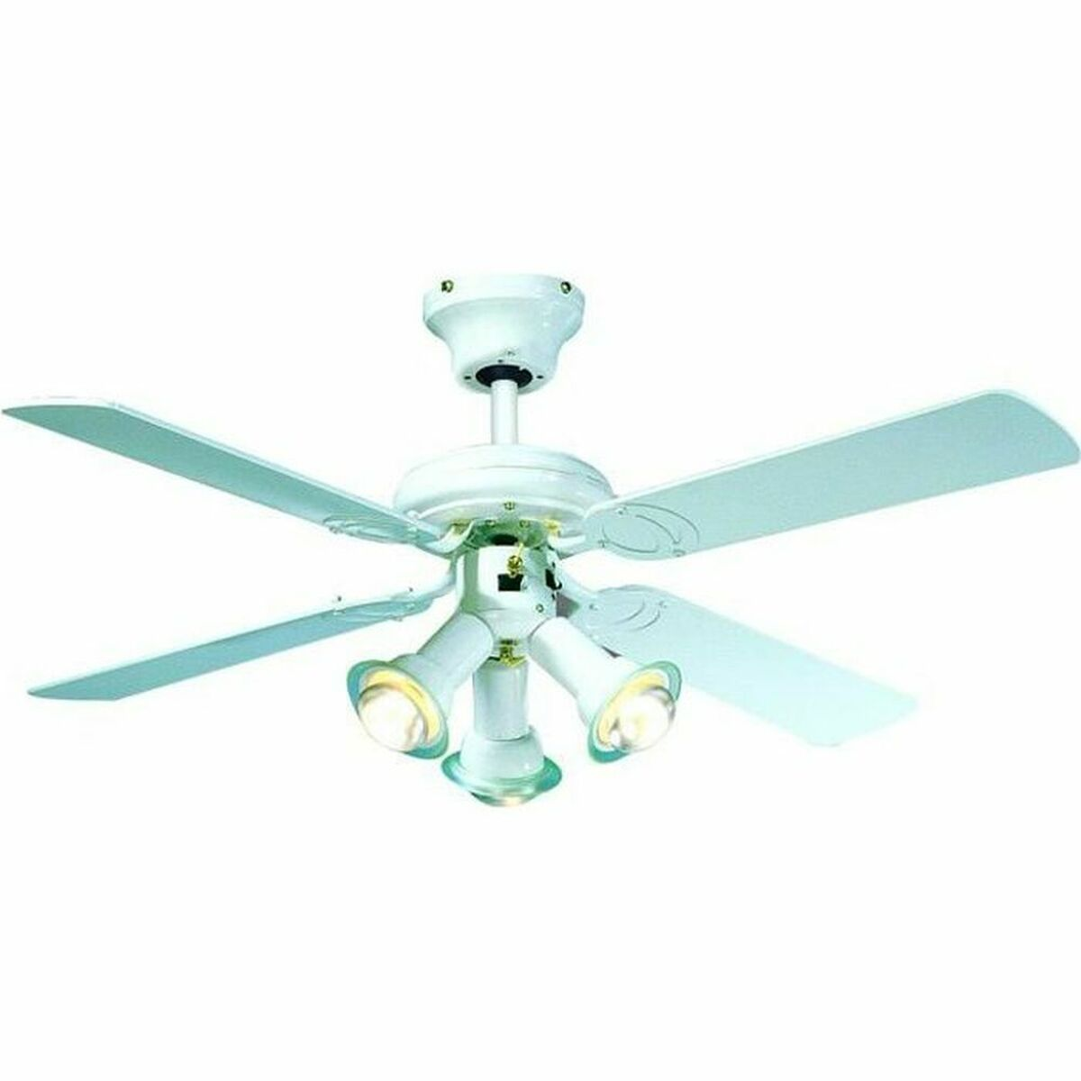 Un ventilatore da soffitto bianco con quattro pale e tre luci.